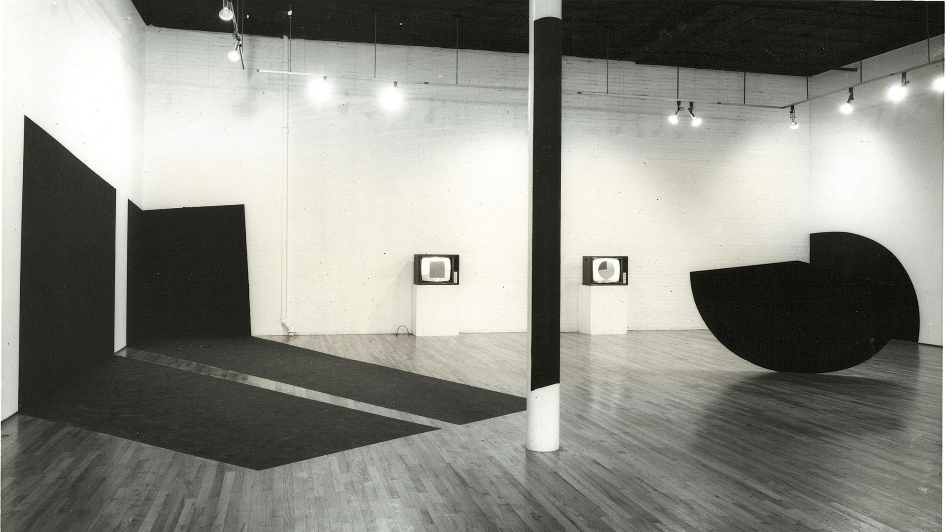 The Circle (1978) by Buky Schwartz — installation view 2
