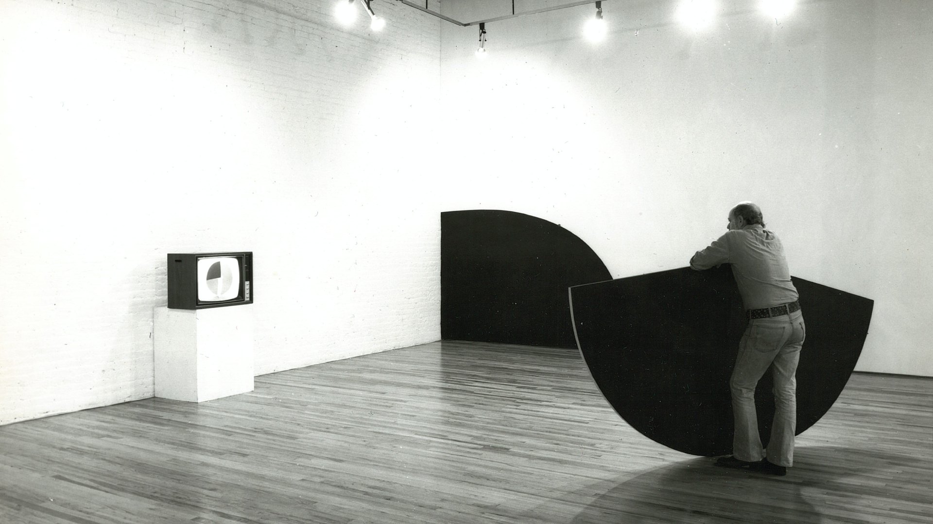 The Circle (1978) by Buky Schwartz — Video installation