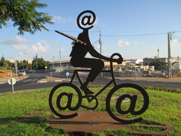 Internet Messenger (2003) by Buky Schwartz — installation view 2