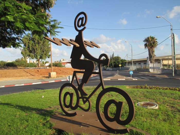 Internet Messenger (2003) by Buky Schwartz — installation view 3
